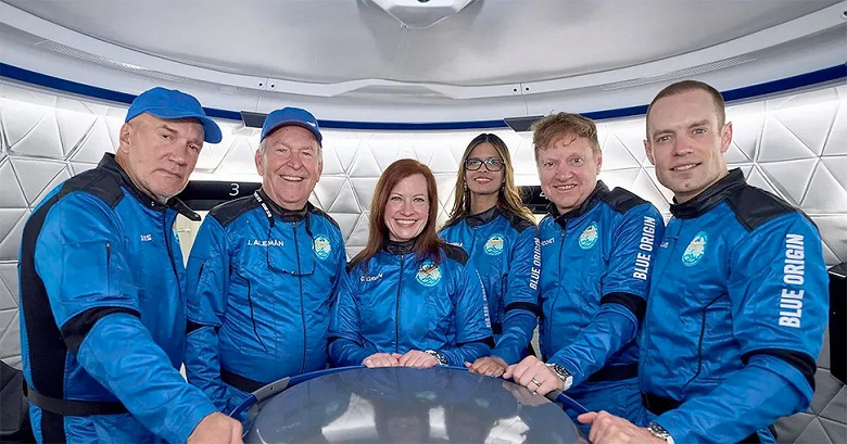 Шесть новых гражданских астронавтов Blue Origin установили личные рекорды в космосе