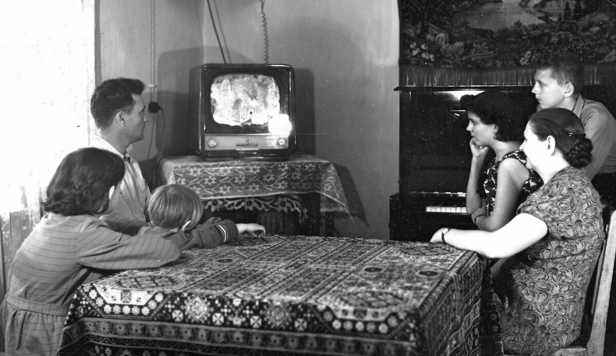 Телевизор в ссср появился каком году. Советский телевизор. Старые первые телевизоры. Быт советских людей. Советские люди у телевизора.