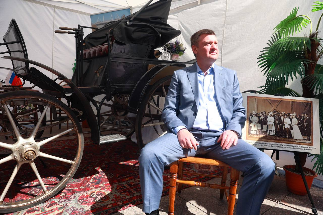 На выставку в Петербург привезли первый российский автомобиль и императорский стул. Вице-губернатор опробовал и то, и то