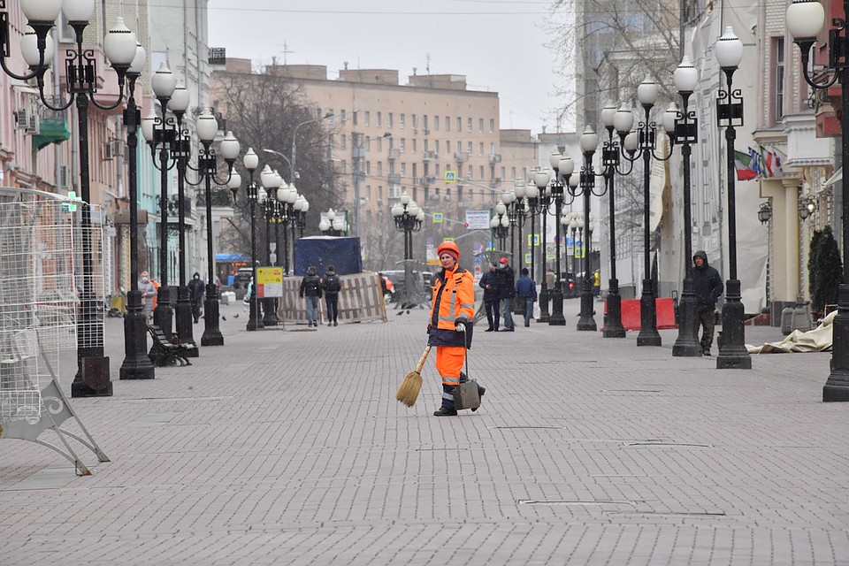 Потерять работу могут как россияне, работающие на предприятиях, так и миллионы мигрантов, которые застряли на территории России.