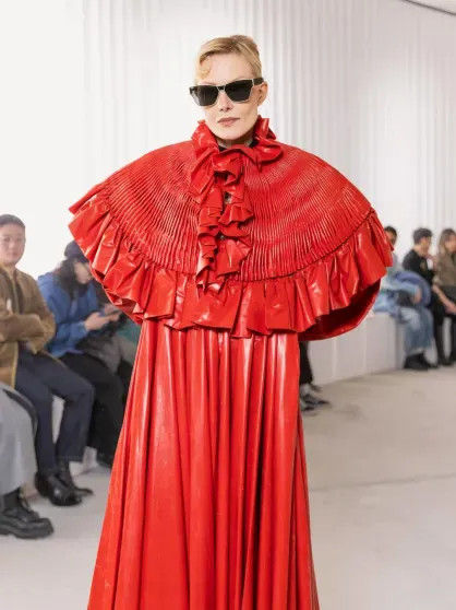 Рената Литвинова выгуляла модные образы на показах в Париже ЛитвиноваРената, Рената, Литвинова, подиум, актриса, вышла, чёрном, Riches, Enfants, Gaultier, Demeulemeester, пришла, рамках, Недели, показе, ранее, Chanel, принадлежит, Chloe, Schiaparelli