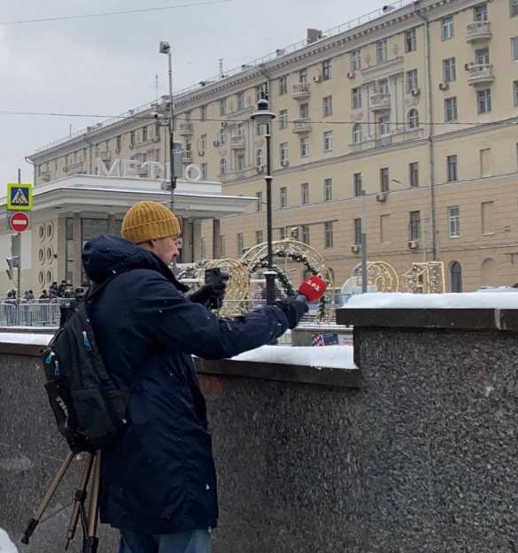 Украинского журналиста Цымбалюка застали за странным занятием на митинге в Москве (ФОТО) | Русская весна