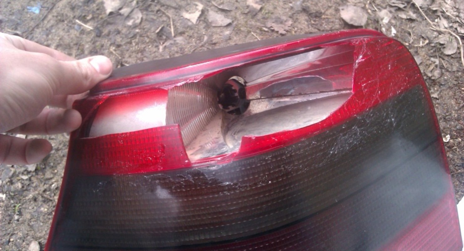 Чем лучше всего клеить стекла фар?