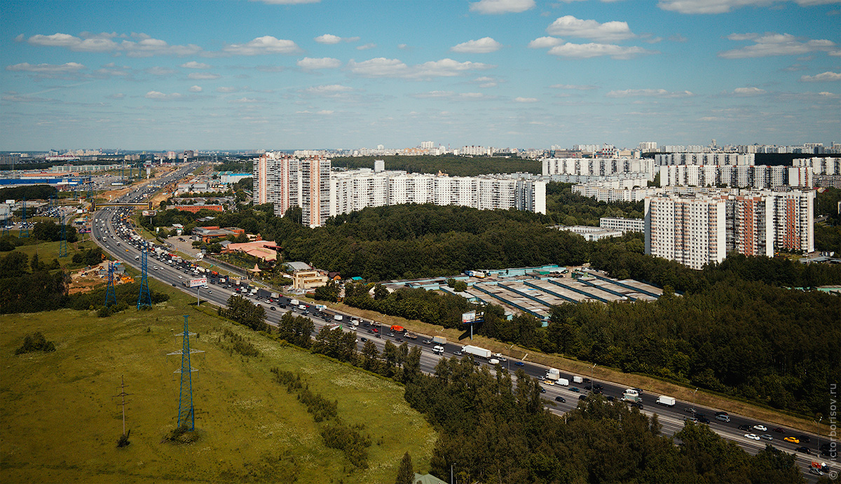 Полёт на вертолёте вдоль МКАД на юге Москвы