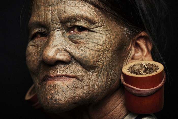 Татуировки женщинам этого племени перестали наносить 40-50 лет назад.