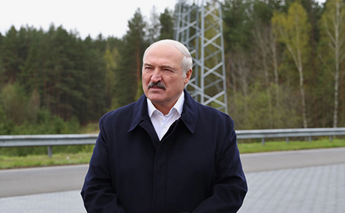 Лукашенко посоветовал не целоваться с другими женщинами во время пандемии 