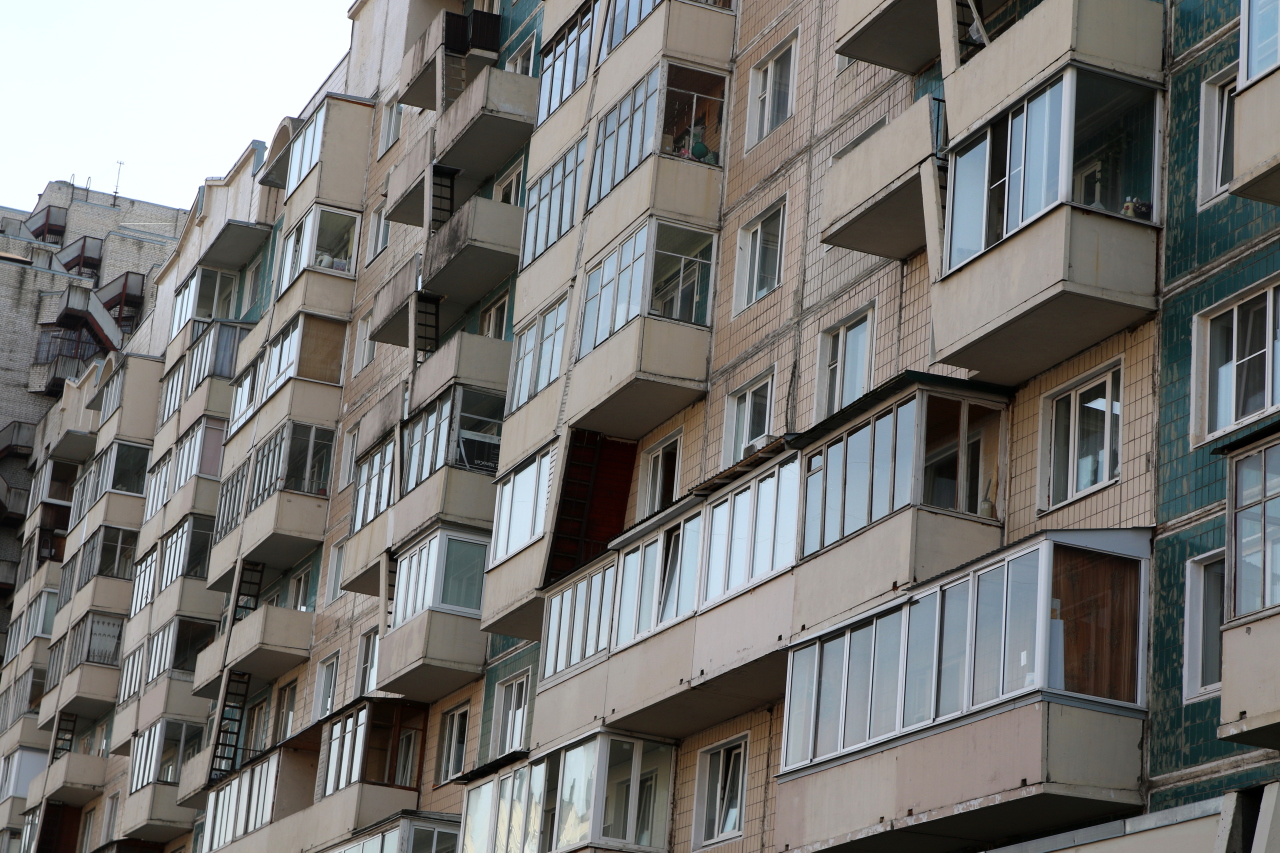 Двухлетняя девочка разбилась при падении с восьмого этажа в Москве