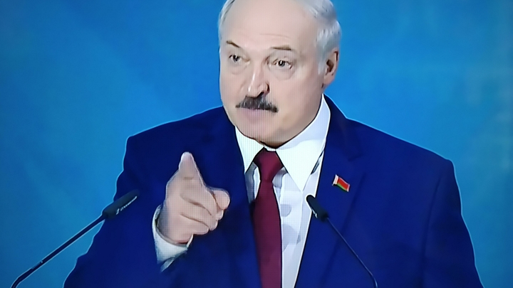 Лукашенко попросил не подбрасывать ядерное оружие и обещал, что полыхать будет до Владивостока