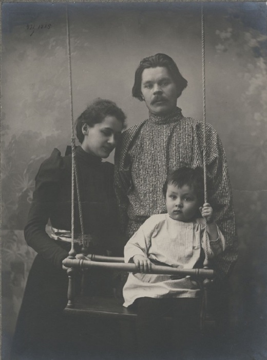  Горький с женой и сыном. Город Нижний Новгород, 1900 год. Фото: M. P. Dmitriev.
