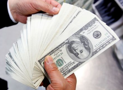 FILE PHOTO: An employee of the Korea Exchange Bank counts one hundred U.S. dollar notes during a photo opportunity at the bank's headquarters in Seoul April 28, 2010. REUTERS/Jo Yong-Hak