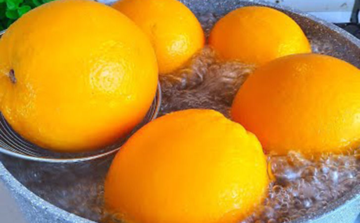 Кладем апельсины в кипяток, а потом сразу варим вместе с кожурой: получится джем вкуснее любого варенья десерты