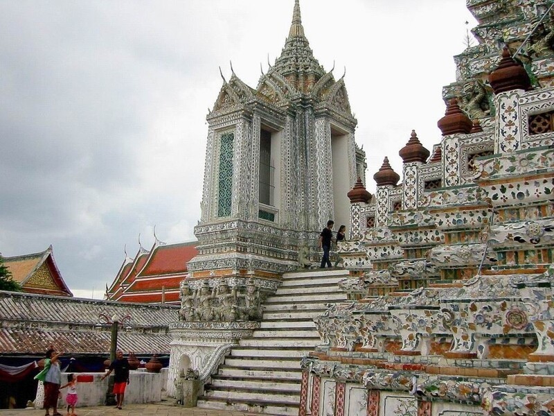 Совершенно неземной храм Ват Арун в Таиланде, от одного вида которого захватывает дух можно, храма, ступы, территории, небольшие, увидеть, города, центральной, который, более, комплекс, стоит, проходят, всего, части, Чаопрайя, находится, Королевского, выглядит, время