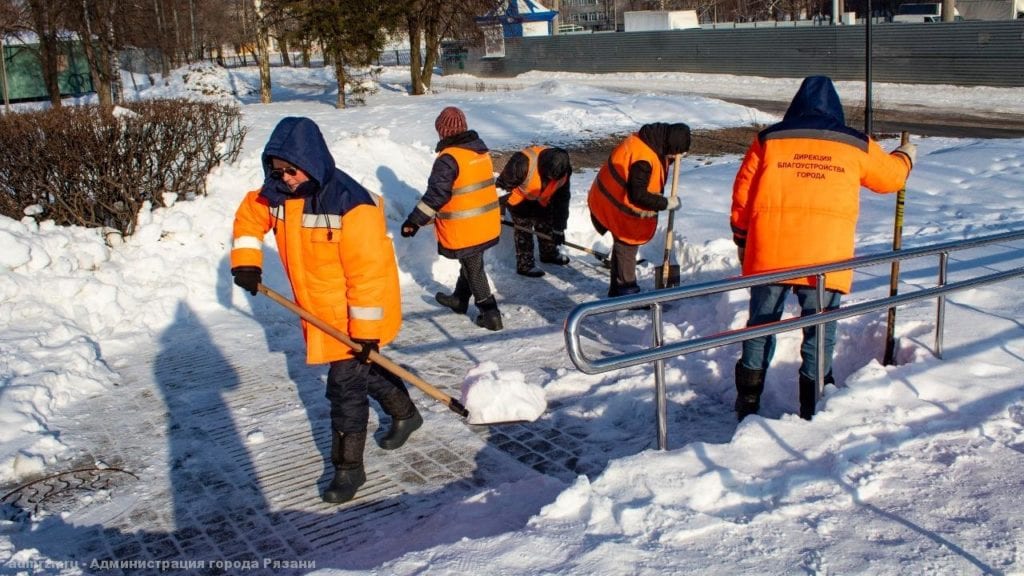 В Рязани от наледи и снега очищают пешеходные зоны