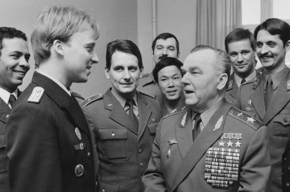 Со слушателями Военно-воздушной академии имени Н.Е. Жуковского, 1988 год А. Акимов/ТАСС
