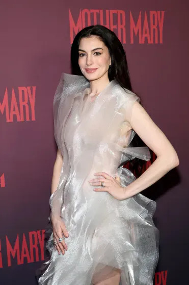 Энн Хэтэуэй появилась на публике в полупрозрачном платье актриса, Хэтэуэй, посетила, ХэтэуэйЭнн, Адамом, десятилетнего, сыновей, двоих, воспитывают, Супруги, Шульманом, НьюЙорке, украшений, шестилетнего, ювелирных, дизайнером, актёром, замужем, МехикоС, Сеуле