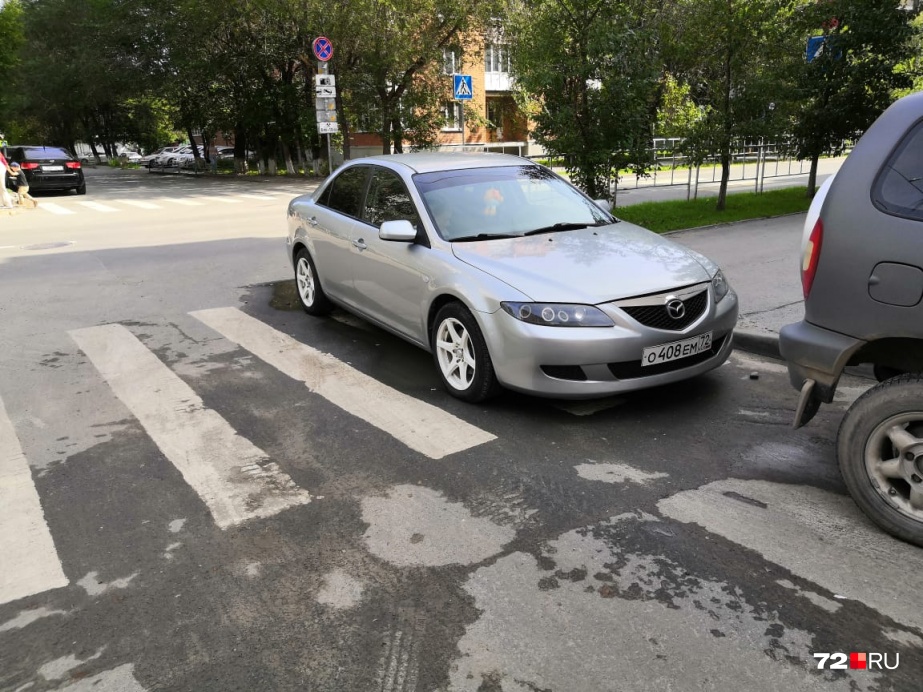 Припарковался. Припарковался на зебре. Парковка на зебре. Круто припарковался. Автохамы Тюмени.