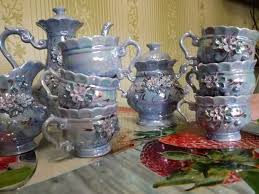 Всю жизнь мама берегла сервиз, который стоял в серванте Всю жизнь мама берегла сервиз, который стоял в серванте