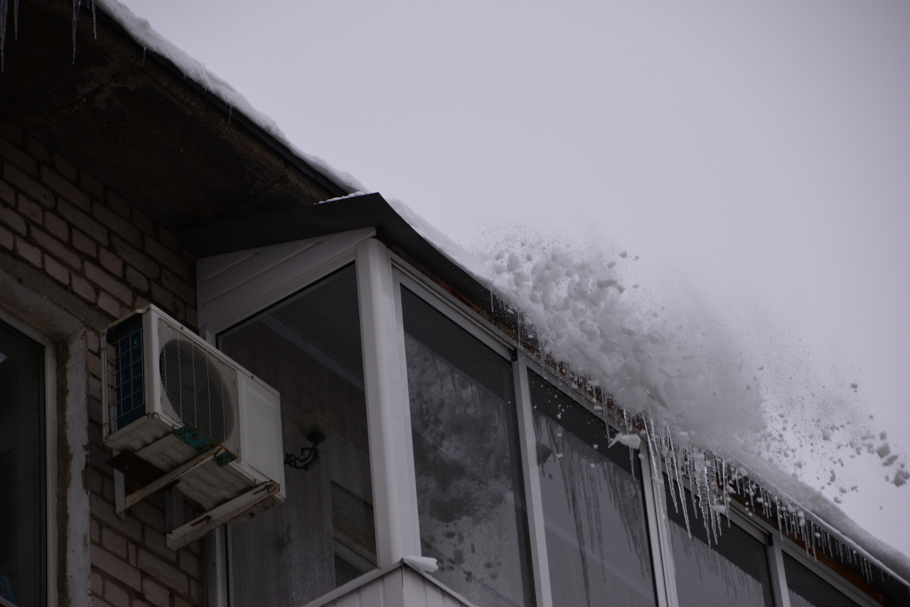 В Твери проверяют, как УК чистят крыши от снега и наледи