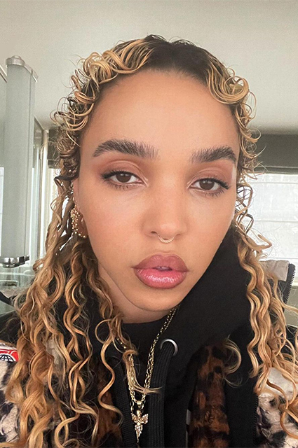 FKA Twigs поделилась новыми подробностями абьюзивных отношений с Шайя ЛаБафом: "Он заставлял меня спать голой" Звездные пары