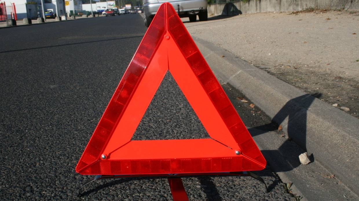 Грузовик столкнулся с легковым автомобилем на западе Москвы