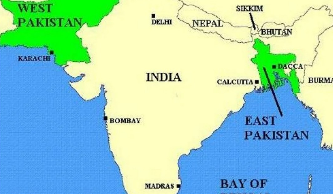 В то время Западный и Восточный Пакистан были разделены территорией Индии. Таков был последний подарок колонизаторов-англичан, разделивших британскую Индию как Бог на душу положил. Две части одной страны разделяли более двух тысяч километров. Картинка Викимапия.
