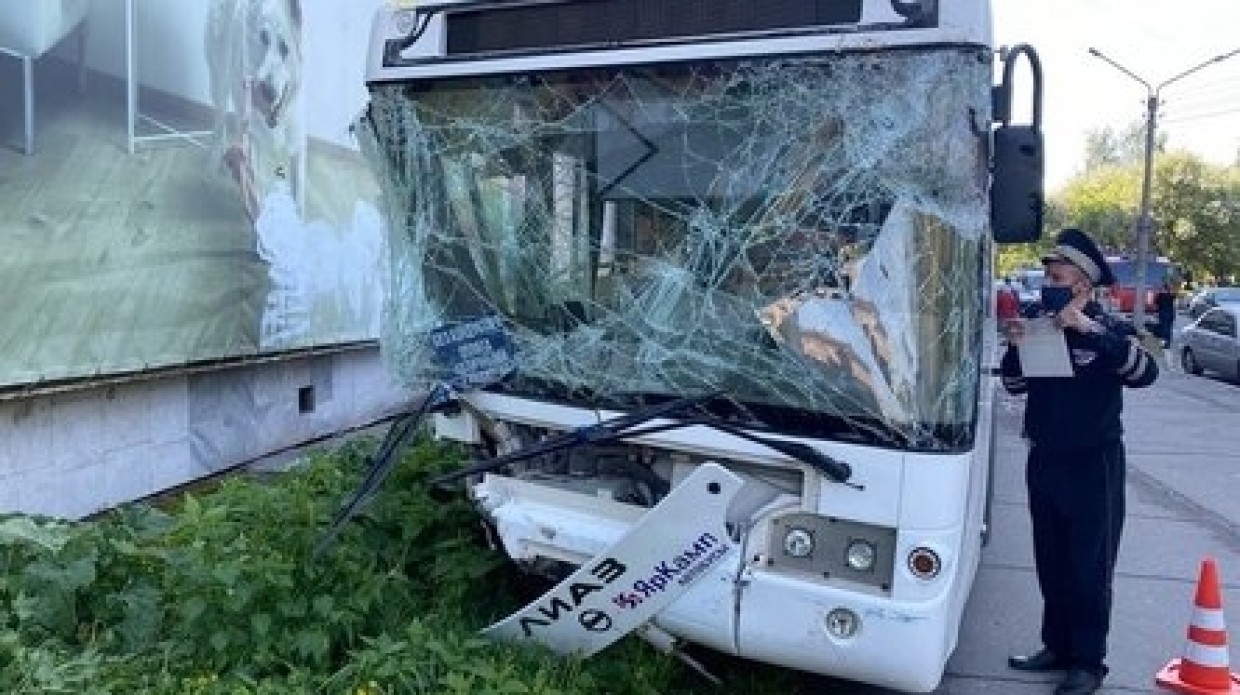 Десять человек пострадали в ДТП с автобусом и грузовиком в Москве