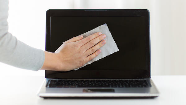 Почему нельзя вытирать экран обычной тряпкой — убьете дисплей в считанные дни