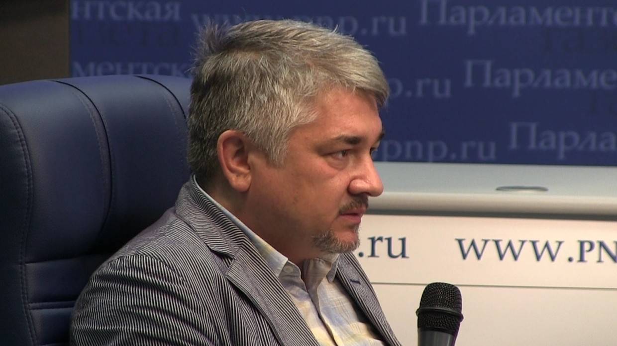 Политолог Ищенко заявил, что украинские СМИ пытаются спасти Зеленского от отставки