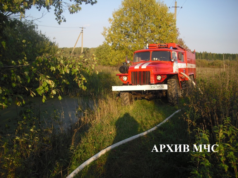 Пожар охватил поселок в Костромской области