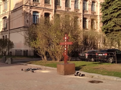 В центре Санкт-Петербурга сломали Поклонный крест