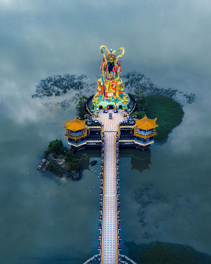 Фотограф снял самые красивые и причудливые храмы Азии 