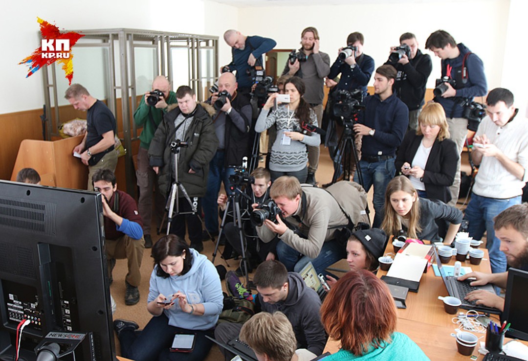 Журналисты наблюдают за трансляцией из зала судебных заседаний. Фото: Александр КОЦ, Дмитрий СТЕШИН