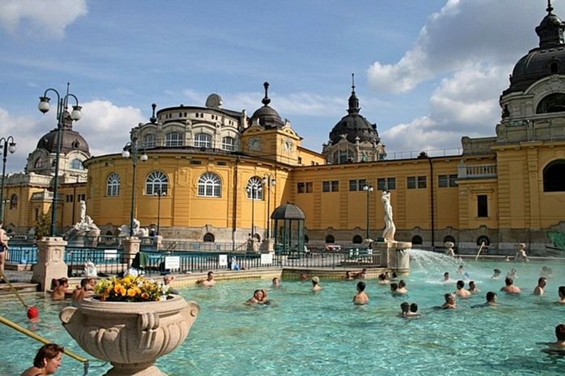 Термальная лечебная вода одного курортов венгрии содержит. Купальни Сечени в Будапеште. Термальные купальни Сечени. Будапешт купальни Сечени зимой. Венгрия Будапешт термальные источники.