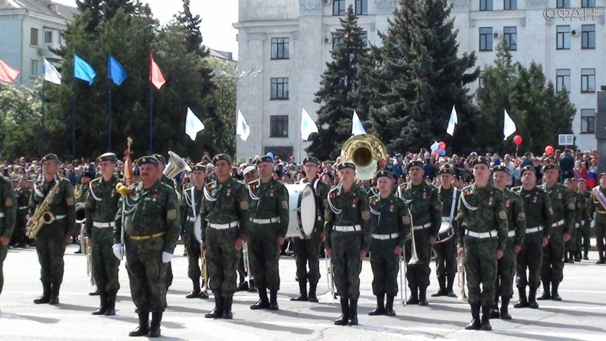 ЛНР показала свою военную мощь на параде Победы в Луганске