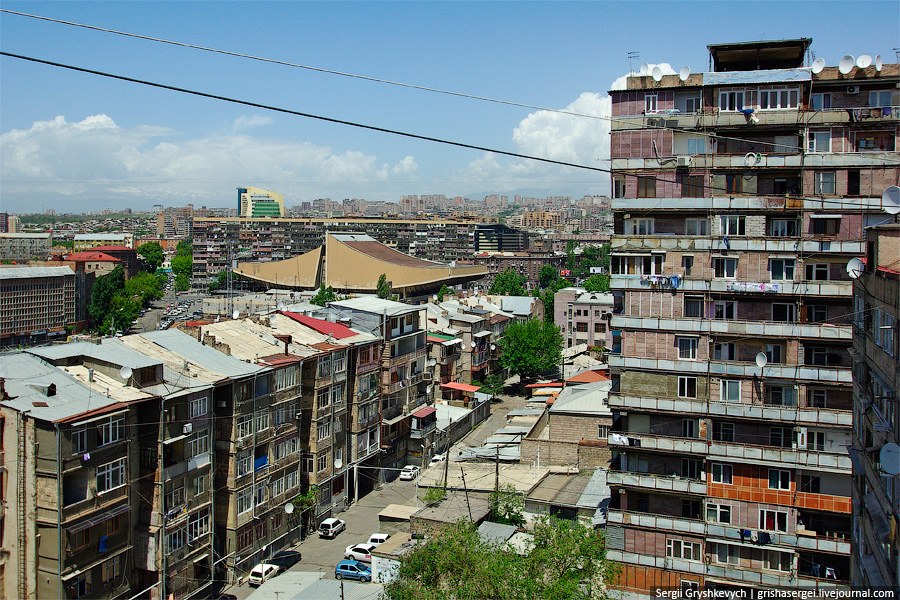 С многоквартирными домами в Армении делают что хотят