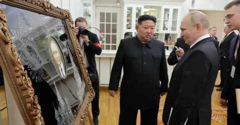 Ким подарил Путину портрет Путина.