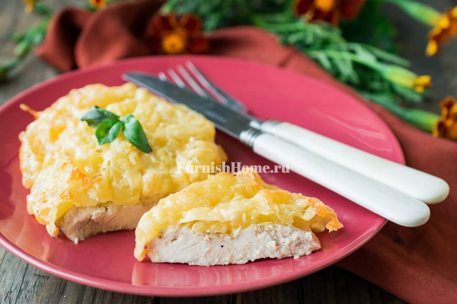 Курица с творожным сыром и ананасами