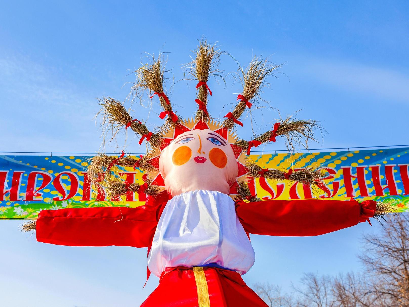 Праздник м. На фоне неба чучело Масленицы. Масленица в 2021. Shrovetide in Russia. Праздник Масленица 2021.