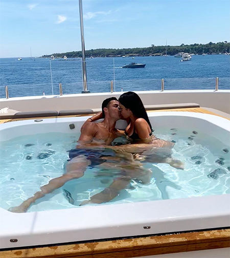 У Криштиану Роналду 200 миллионов подписчиков в Instagram: какие фото помогли ему установить рекорд и сколько он на этом зарабатывает У Криштиану Роналду 200 миллионов подписчиков в Instagram: какие фото помогли ему установить рекорд и сколько он на этом зарабатывает Звезды,Новости о звездах