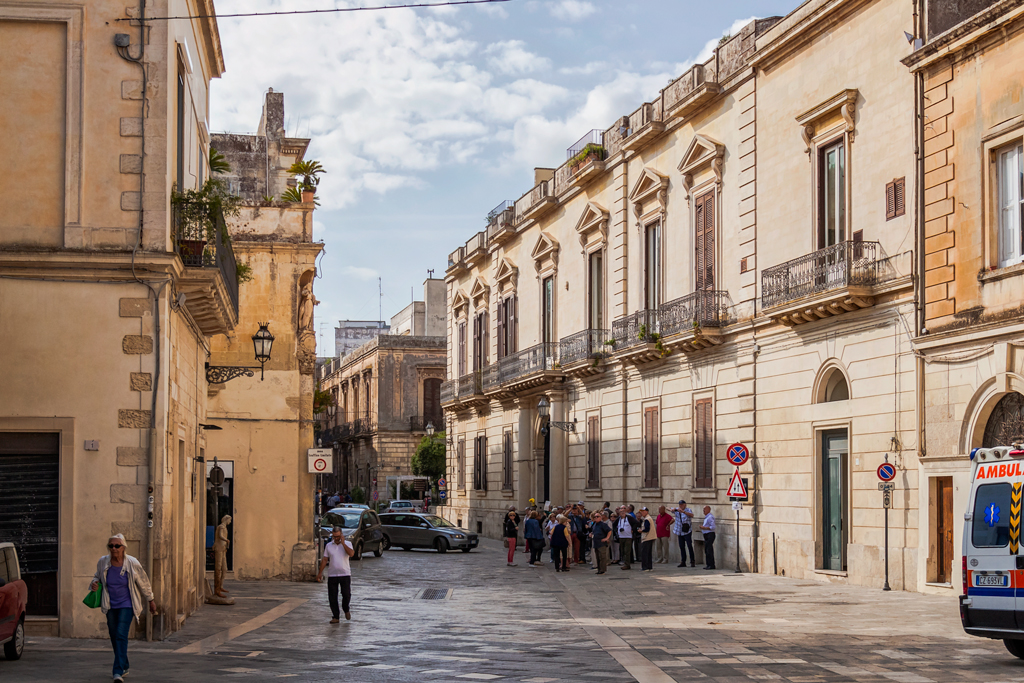 Лечче. Лечче Италия. Город Lecce в Италии. Итальянский город Лечче. Лечче город в Италии Центральная улица.