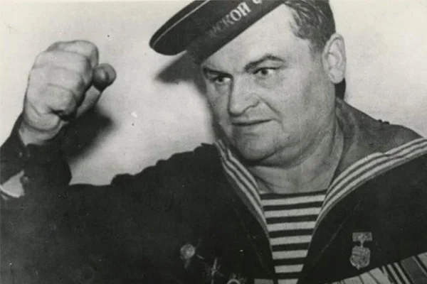 Как "красный дьявол" морпех Кайда убивал немцев ударом кулака и уложил 17 румын в штыковой атаке?