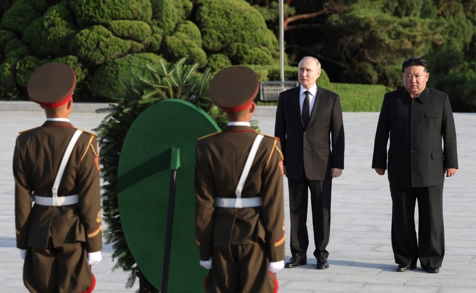 Президент России Владимир Путин впервые за 24 года прибыл с официальным визитом в КНДР. По этому случаю власти устроили в северокорейской столице настоящий праздник.-6