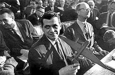 Пауэрс выжил, так как ракета повредила лишь хвост самолета. В итоге он был приговорен советским судом к тюремному заключению и в 1962 году обменян на советского разведчика Рудольфа Абеля.На фото: Фрэнсис Пауэрс