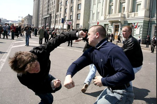 Боксер от Бога: парень защитил свою девушку поставив на место сразу трех быков бокс