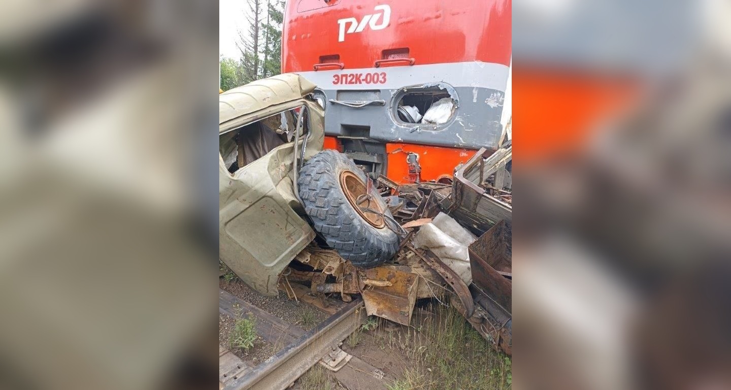 В Пермском крае поезд столкнулся с выехавшим на пути грузовиком