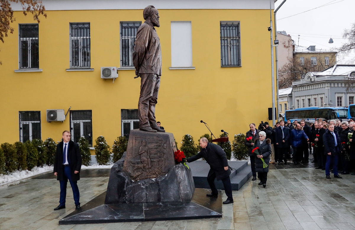 Владимир Путин открыл памятник Солженицыну в Москве.