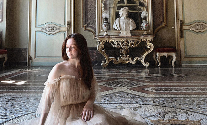 Итальянка унаследовала замок и поняла, что жизнь в 45 комнатах не похожа на сказку. Смотрим как она живет