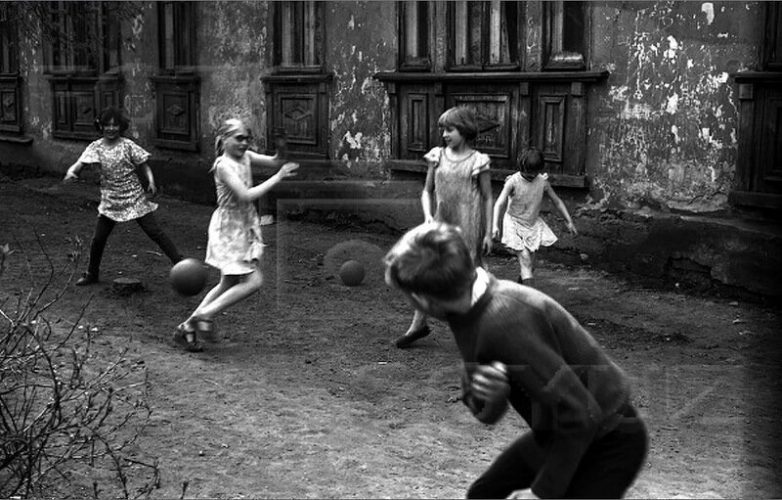 Детство без гаджетов: дворовые игры советских детей Детство без гаджетов: дворовые игры советских детей