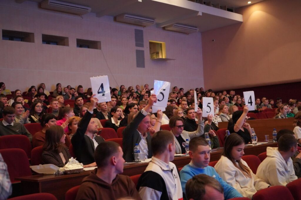 В финале Рязанской лиги МС КВН много шутили, дарили подарки, а победила «Айседора Дункан»