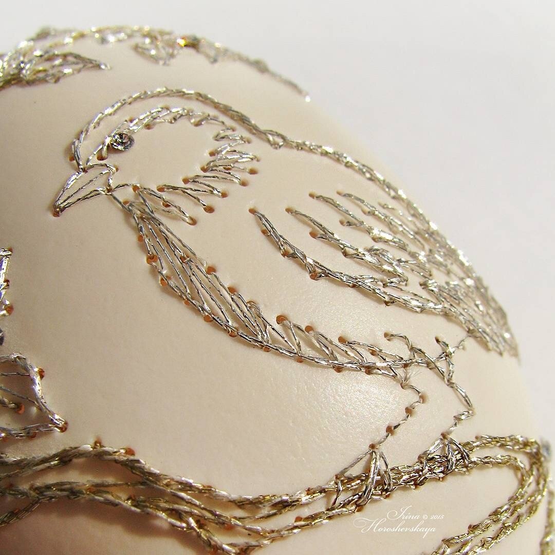 А вы знали, что  вышивать нитками и лентами можно не только по ткани, но и по яичной скорлупе?
Вышитые яйца  выглядят настоящими шедеврами.-5-3